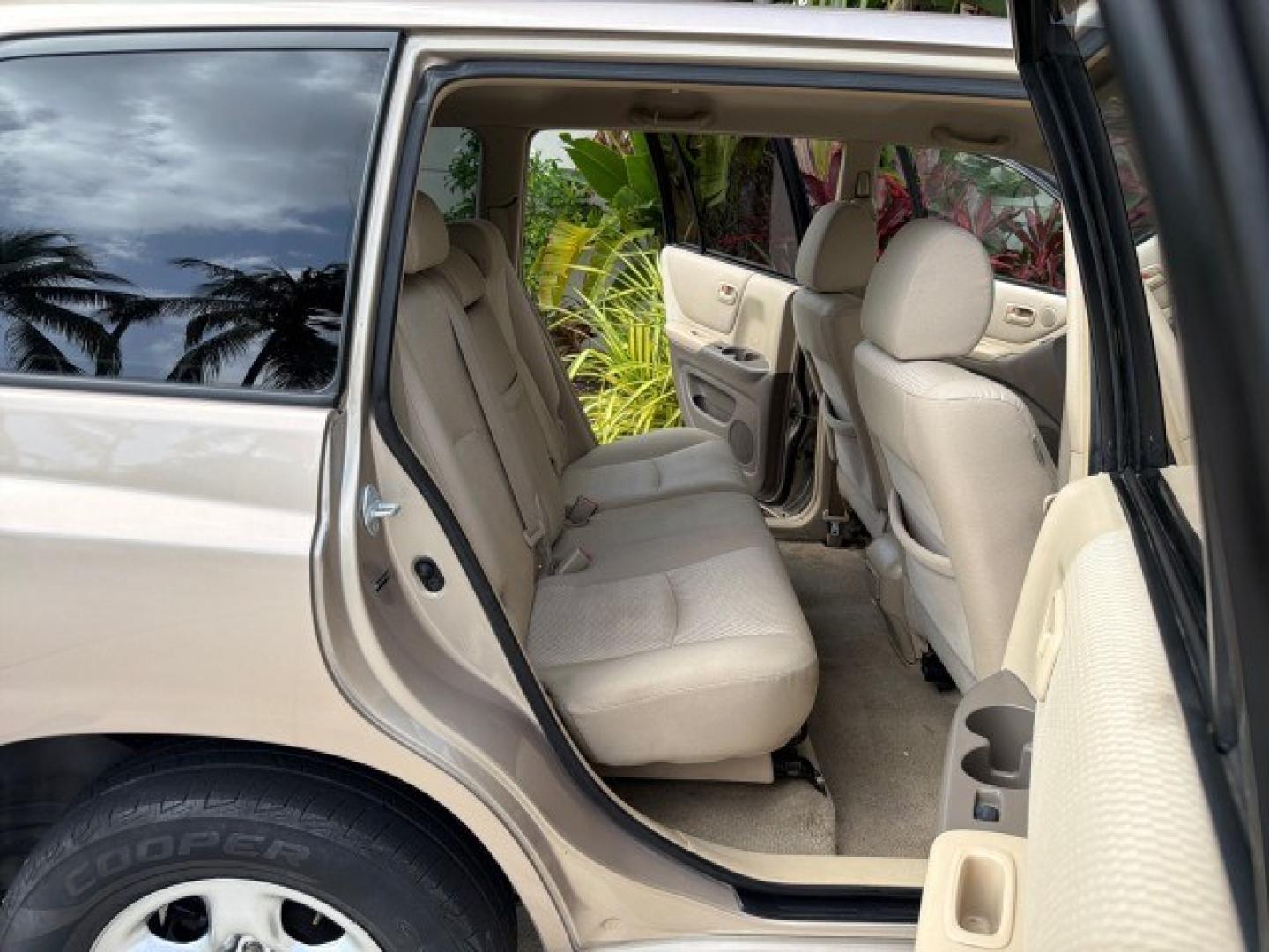 2007 Sonora Gold Pearl /Ivory Toyota Highlander LOW MILES 58,814 1 OWNER (JTEGD21A270) with an 2.4L DOHC SFI 16-Valve VVT-i 4-Cyl Engine engine, Automatic transmission, located at 4701 North Dixie Hwy, Pompano Beach, FL, 33064, (954) 422-2889, 26.240938, -80.123474 - OUR WEBPAGE FLORIDACARS1.COM HAS OVER 100 PHOTOS AND FREE CARFAX LINK 2007 Toyota Highlander 1 OWNER 4 Door Wagon/Sport Utility 2.4L I4 F DOHC 16V Gasoline 28 MPG Front Wheel Drive Features ABS Brakes Air Conditioning AM/FM Stereo Automatic Transmission Cassette Player CD Audio Cloth Seats Cruise Co- Photo#16
