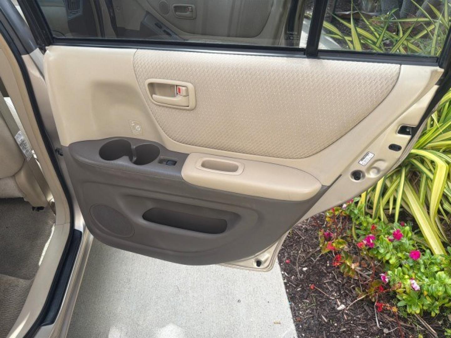 2007 Sonora Gold Pearl /Ivory Toyota Highlander LOW MILES 58,814 1 OWNER (JTEGD21A270) with an 2.4L DOHC SFI 16-Valve VVT-i 4-Cyl Engine engine, Automatic transmission, located at 4701 North Dixie Hwy, Pompano Beach, FL, 33064, (954) 422-2889, 26.240938, -80.123474 - OUR WEBPAGE FLORIDACARS1.COM HAS OVER 100 PHOTOS AND FREE CARFAX LINK 2007 Toyota Highlander 1 OWNER 4 Door Wagon/Sport Utility 2.4L I4 F DOHC 16V Gasoline 28 MPG Front Wheel Drive Features ABS Brakes Air Conditioning AM/FM Stereo Automatic Transmission Cassette Player CD Audio Cloth Seats Cruise Co- Photo#17