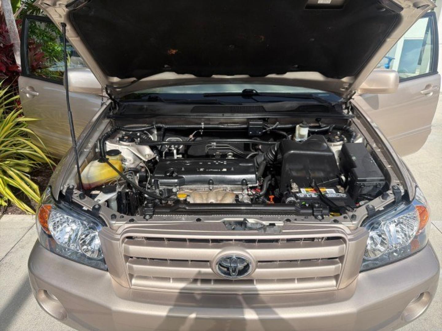 2007 Sonora Gold Pearl /Ivory Toyota Highlander LOW MILES 58,814 1 OWNER (JTEGD21A270) with an 2.4L DOHC SFI 16-Valve VVT-i 4-Cyl Engine engine, Automatic transmission, located at 4701 North Dixie Hwy, Pompano Beach, FL, 33064, (954) 422-2889, 26.240938, -80.123474 - OUR WEBPAGE FLORIDACARS1.COM HAS OVER 100 PHOTOS AND FREE CARFAX LINK 2007 Toyota Highlander 1 OWNER 4 Door Wagon/Sport Utility 2.4L I4 F DOHC 16V Gasoline 28 MPG Front Wheel Drive Features ABS Brakes Air Conditioning AM/FM Stereo Automatic Transmission Cassette Player CD Audio Cloth Seats Cruise Co- Photo#18