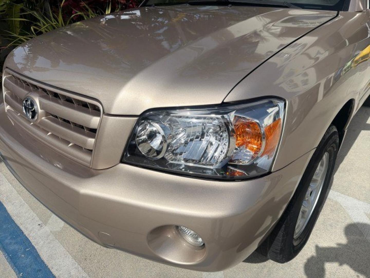 2007 Sonora Gold Pearl /Ivory Toyota Highlander LOW MILES 58,814 1 OWNER (JTEGD21A270) with an 2.4L DOHC SFI 16-Valve VVT-i 4-Cyl Engine engine, Automatic transmission, located at 4701 North Dixie Hwy, Pompano Beach, FL, 33064, (954) 422-2889, 26.240938, -80.123474 - OUR WEBPAGE FLORIDACARS1.COM HAS OVER 100 PHOTOS AND FREE CARFAX LINK 2007 Toyota Highlander 1 OWNER 4 Door Wagon/Sport Utility 2.4L I4 F DOHC 16V Gasoline 28 MPG Front Wheel Drive Features ABS Brakes Air Conditioning AM/FM Stereo Automatic Transmission Cassette Player CD Audio Cloth Seats Cruise Co- Photo#24