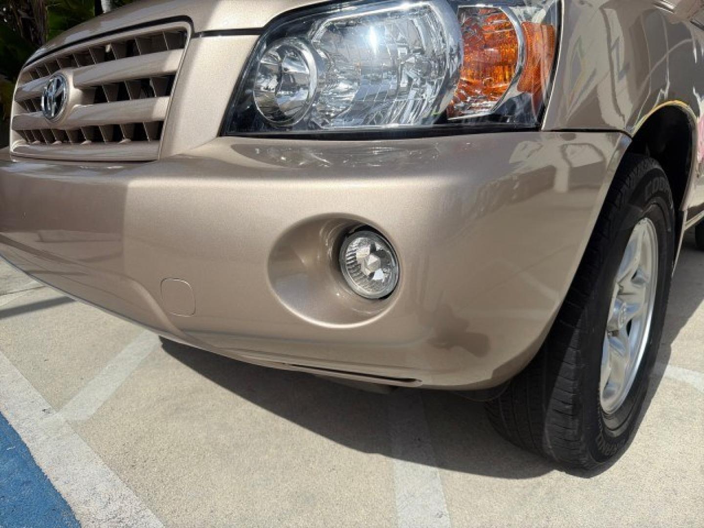 2007 Sonora Gold Pearl /Ivory Toyota Highlander LOW MILES 58,814 1 OWNER (JTEGD21A270) with an 2.4L DOHC SFI 16-Valve VVT-i 4-Cyl Engine engine, Automatic transmission, located at 4701 North Dixie Hwy, Pompano Beach, FL, 33064, (954) 422-2889, 26.240938, -80.123474 - OUR WEBPAGE FLORIDACARS1.COM HAS OVER 100 PHOTOS AND FREE CARFAX LINK 2007 Toyota Highlander 1 OWNER 4 Door Wagon/Sport Utility 2.4L I4 F DOHC 16V Gasoline 28 MPG Front Wheel Drive Features ABS Brakes Air Conditioning AM/FM Stereo Automatic Transmission Cassette Player CD Audio Cloth Seats Cruise Co- Photo#25