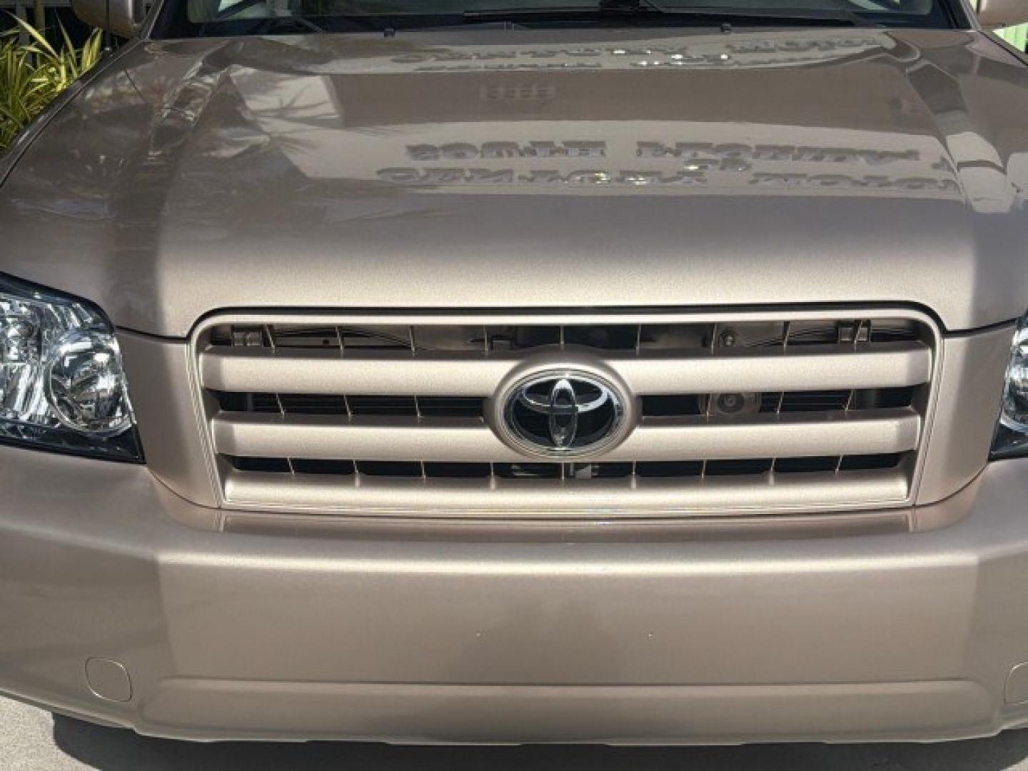 2007 Sonora Gold Pearl /Ivory Toyota Highlander LOW MILES 58,814 1 OWNER (JTEGD21A270) with an 2.4L DOHC SFI 16-Valve VVT-i 4-Cyl Engine engine, Automatic transmission, located at 4701 North Dixie Hwy, Pompano Beach, FL, 33064, (954) 422-2889, 26.240938, -80.123474 - OUR WEBPAGE FLORIDACARS1.COM HAS OVER 100 PHOTOS AND FREE CARFAX LINK 2007 Toyota Highlander 1 OWNER 4 Door Wagon/Sport Utility 2.4L I4 F DOHC 16V Gasoline 28 MPG Front Wheel Drive Features ABS Brakes Air Conditioning AM/FM Stereo Automatic Transmission Cassette Player CD Audio Cloth Seats Cruise Co- Photo#26