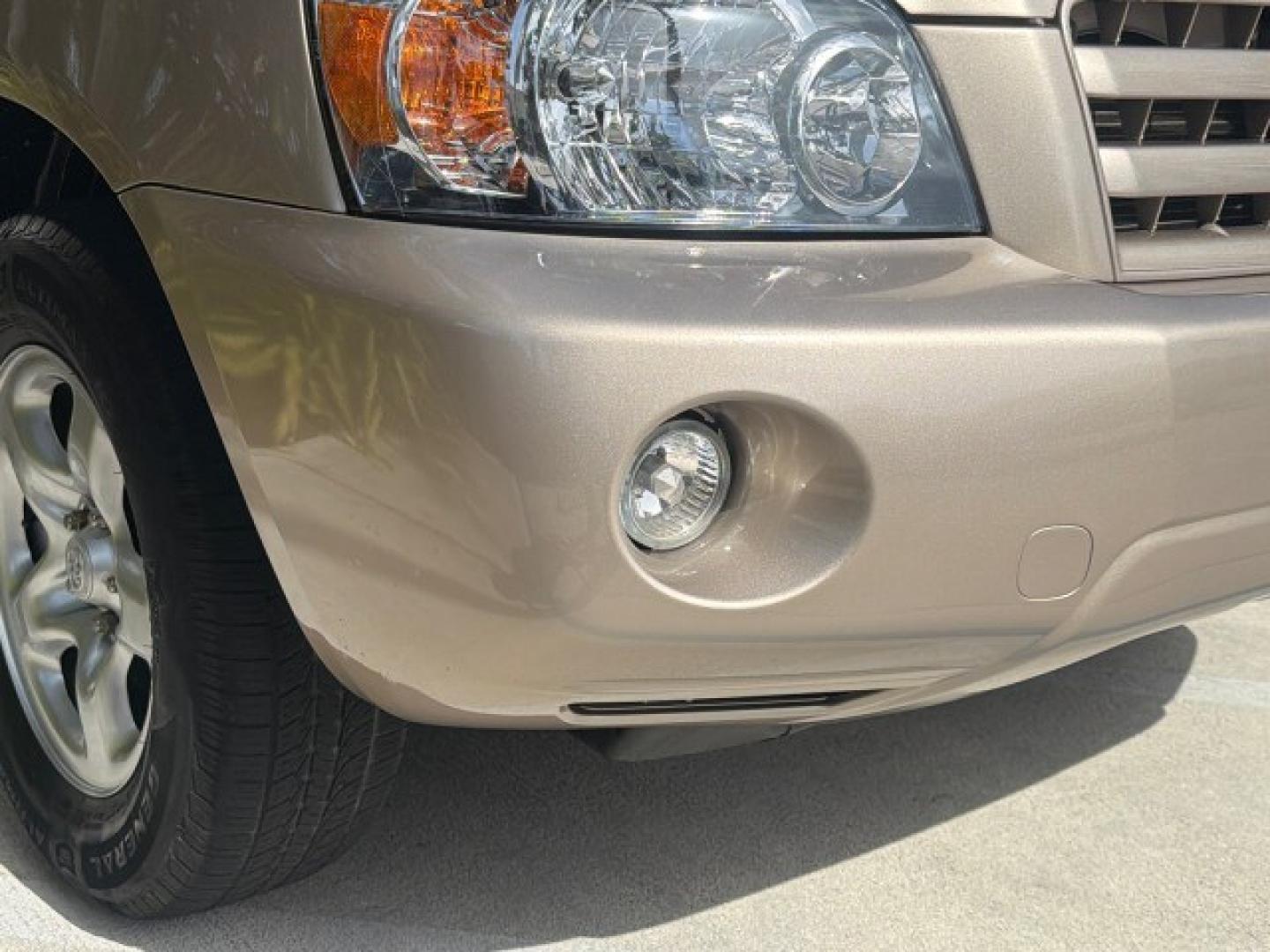 2007 Sonora Gold Pearl /Ivory Toyota Highlander LOW MILES 58,814 1 OWNER (JTEGD21A270) with an 2.4L DOHC SFI 16-Valve VVT-i 4-Cyl Engine engine, Automatic transmission, located at 4701 North Dixie Hwy, Pompano Beach, FL, 33064, (954) 422-2889, 26.240938, -80.123474 - OUR WEBPAGE FLORIDACARS1.COM HAS OVER 100 PHOTOS AND FREE CARFAX LINK 2007 Toyota Highlander 1 OWNER 4 Door Wagon/Sport Utility 2.4L I4 F DOHC 16V Gasoline 28 MPG Front Wheel Drive Features ABS Brakes Air Conditioning AM/FM Stereo Automatic Transmission Cassette Player CD Audio Cloth Seats Cruise Co- Photo#29