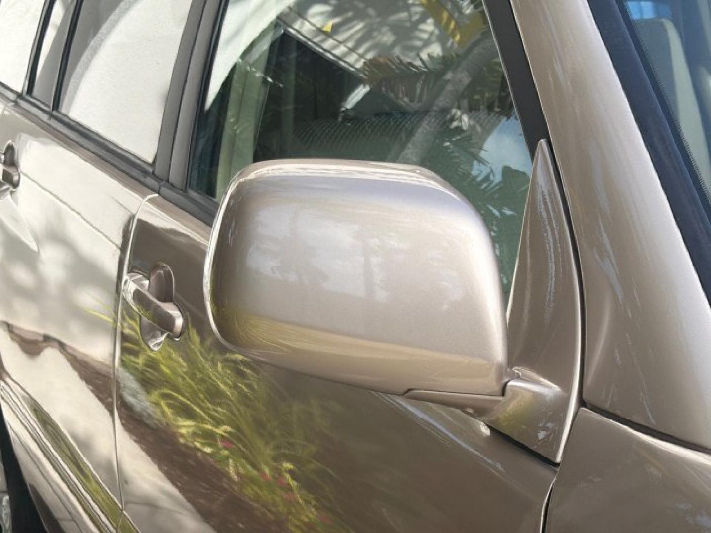 2007 Sonora Gold Pearl /Ivory Toyota Highlander LOW MILES 58,814 1 OWNER (JTEGD21A270) with an 2.4L DOHC SFI 16-Valve VVT-i 4-Cyl Engine engine, Automatic transmission, located at 4701 North Dixie Hwy, Pompano Beach, FL, 33064, (954) 422-2889, 26.240938, -80.123474 - OUR WEBPAGE FLORIDACARS1.COM HAS OVER 100 PHOTOS AND FREE CARFAX LINK 2007 Toyota Highlander 1 OWNER 4 Door Wagon/Sport Utility 2.4L I4 F DOHC 16V Gasoline 28 MPG Front Wheel Drive Features ABS Brakes Air Conditioning AM/FM Stereo Automatic Transmission Cassette Player CD Audio Cloth Seats Cruise Co- Photo#32