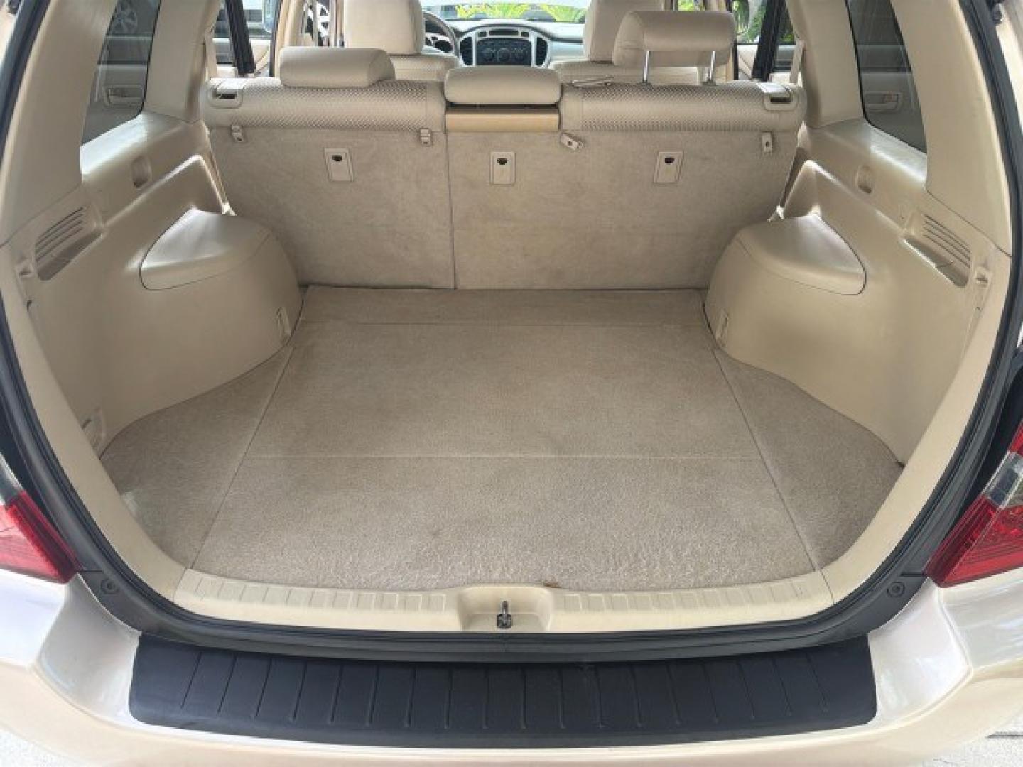 2007 Sonora Gold Pearl /Ivory Toyota Highlander LOW MILES 58,814 1 OWNER (JTEGD21A270) with an 2.4L DOHC SFI 16-Valve VVT-i 4-Cyl Engine engine, Automatic transmission, located at 4701 North Dixie Hwy, Pompano Beach, FL, 33064, (954) 422-2889, 26.240938, -80.123474 - OUR WEBPAGE FLORIDACARS1.COM HAS OVER 100 PHOTOS AND FREE CARFAX LINK 2007 Toyota Highlander 1 OWNER 4 Door Wagon/Sport Utility 2.4L I4 F DOHC 16V Gasoline 28 MPG Front Wheel Drive Features ABS Brakes Air Conditioning AM/FM Stereo Automatic Transmission Cassette Player CD Audio Cloth Seats Cruise Co- Photo#36