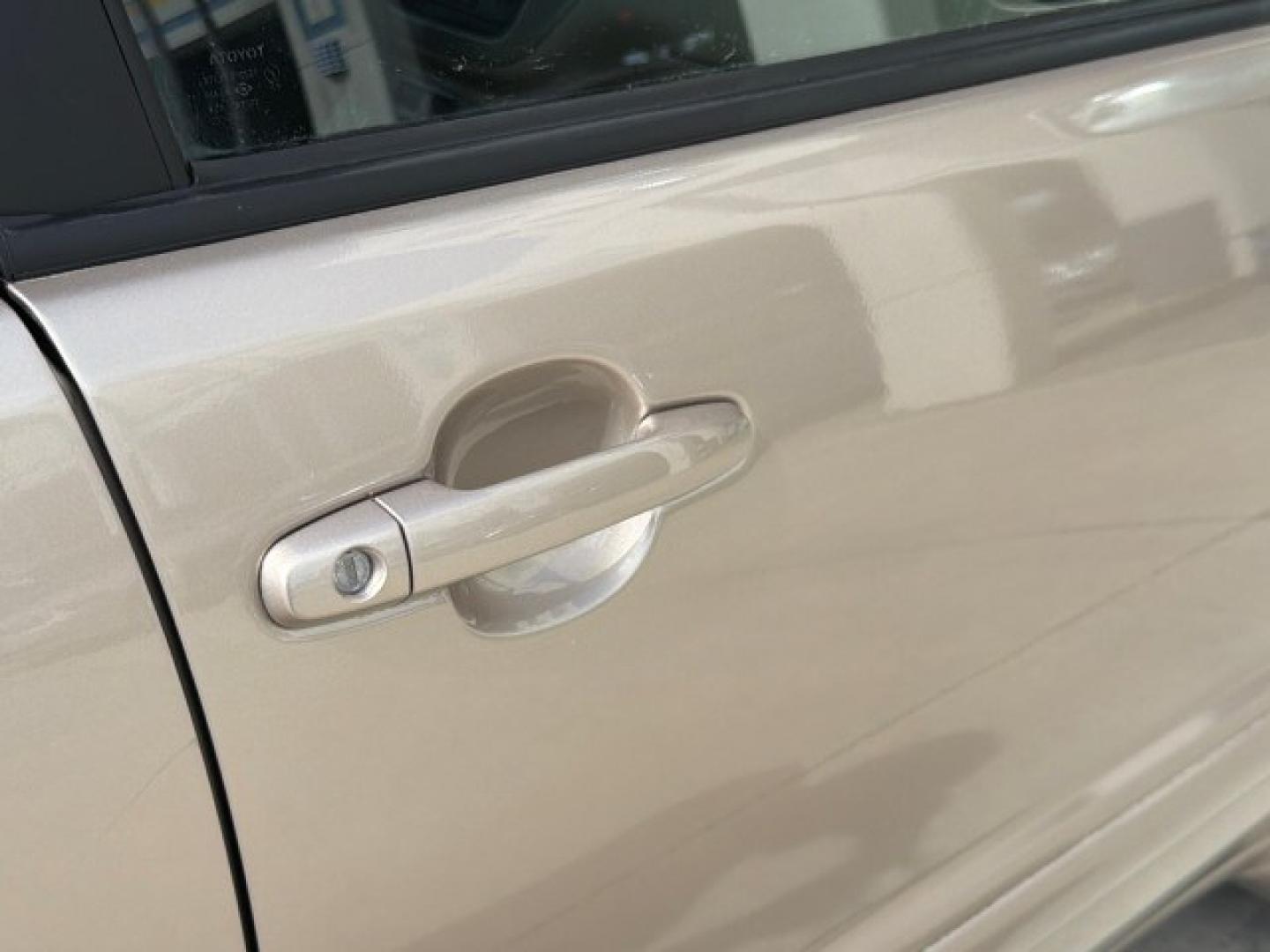 2007 Sonora Gold Pearl /Ivory Toyota Highlander LOW MILES 58,814 1 OWNER (JTEGD21A270) with an 2.4L DOHC SFI 16-Valve VVT-i 4-Cyl Engine engine, Automatic transmission, located at 4701 North Dixie Hwy, Pompano Beach, FL, 33064, (954) 422-2889, 26.240938, -80.123474 - OUR WEBPAGE FLORIDACARS1.COM HAS OVER 100 PHOTOS AND FREE CARFAX LINK 2007 Toyota Highlander 1 OWNER 4 Door Wagon/Sport Utility 2.4L I4 F DOHC 16V Gasoline 28 MPG Front Wheel Drive Features ABS Brakes Air Conditioning AM/FM Stereo Automatic Transmission Cassette Player CD Audio Cloth Seats Cruise Co- Photo#38