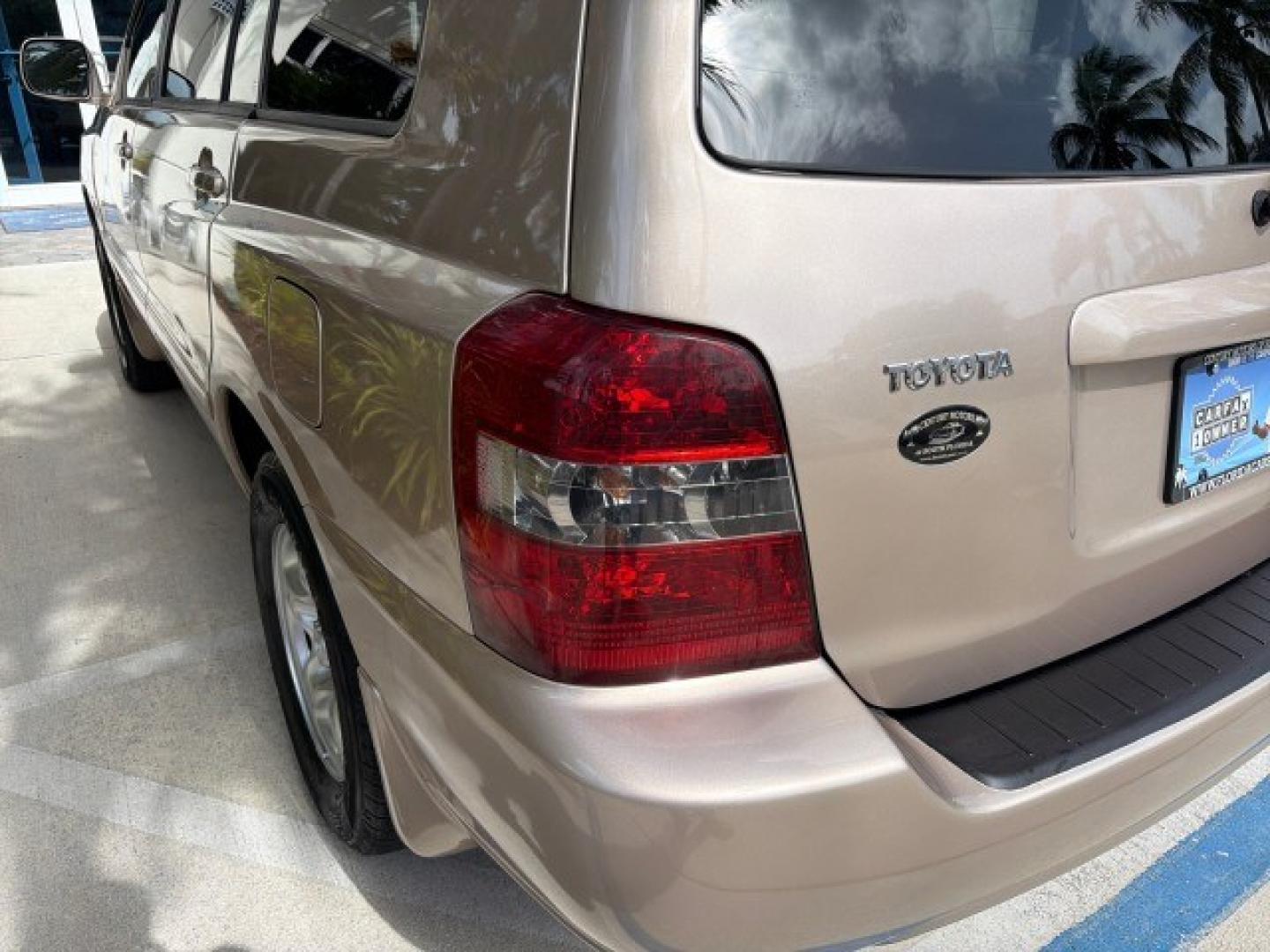 2007 Sonora Gold Pearl /Ivory Toyota Highlander LOW MILES 58,814 1 OWNER (JTEGD21A270) with an 2.4L DOHC SFI 16-Valve VVT-i 4-Cyl Engine engine, Automatic transmission, located at 4701 North Dixie Hwy, Pompano Beach, FL, 33064, (954) 422-2889, 26.240938, -80.123474 - OUR WEBPAGE FLORIDACARS1.COM HAS OVER 100 PHOTOS AND FREE CARFAX LINK 2007 Toyota Highlander 1 OWNER 4 Door Wagon/Sport Utility 2.4L I4 F DOHC 16V Gasoline 28 MPG Front Wheel Drive Features ABS Brakes Air Conditioning AM/FM Stereo Automatic Transmission Cassette Player CD Audio Cloth Seats Cruise Co- Photo#42
