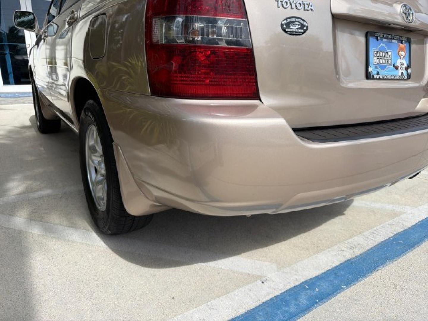 2007 Sonora Gold Pearl /Ivory Toyota Highlander LOW MILES 58,814 1 OWNER (JTEGD21A270) with an 2.4L DOHC SFI 16-Valve VVT-i 4-Cyl Engine engine, Automatic transmission, located at 4701 North Dixie Hwy, Pompano Beach, FL, 33064, (954) 422-2889, 26.240938, -80.123474 - OUR WEBPAGE FLORIDACARS1.COM HAS OVER 100 PHOTOS AND FREE CARFAX LINK 2007 Toyota Highlander 1 OWNER 4 Door Wagon/Sport Utility 2.4L I4 F DOHC 16V Gasoline 28 MPG Front Wheel Drive Features ABS Brakes Air Conditioning AM/FM Stereo Automatic Transmission Cassette Player CD Audio Cloth Seats Cruise Co- Photo#43
