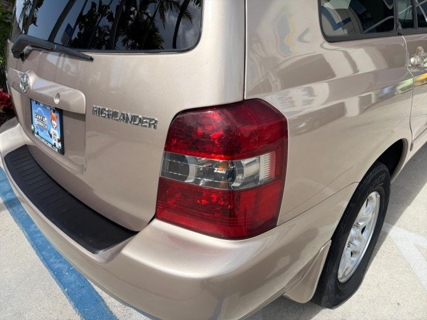2007 Sonora Gold Pearl /Ivory Toyota Highlander LOW MILES 58,814 1 OWNER (JTEGD21A270) with an 2.4L DOHC SFI 16-Valve VVT-i 4-Cyl Engine engine, Automatic transmission, located at 4701 North Dixie Hwy, Pompano Beach, FL, 33064, (954) 422-2889, 26.240938, -80.123474 - OUR WEBPAGE FLORIDACARS1.COM HAS OVER 100 PHOTOS AND FREE CARFAX LINK 2007 Toyota Highlander 1 OWNER 4 Door Wagon/Sport Utility 2.4L I4 F DOHC 16V Gasoline 28 MPG Front Wheel Drive Features ABS Brakes Air Conditioning AM/FM Stereo Automatic Transmission Cassette Player CD Audio Cloth Seats Cruise Co- Photo#44