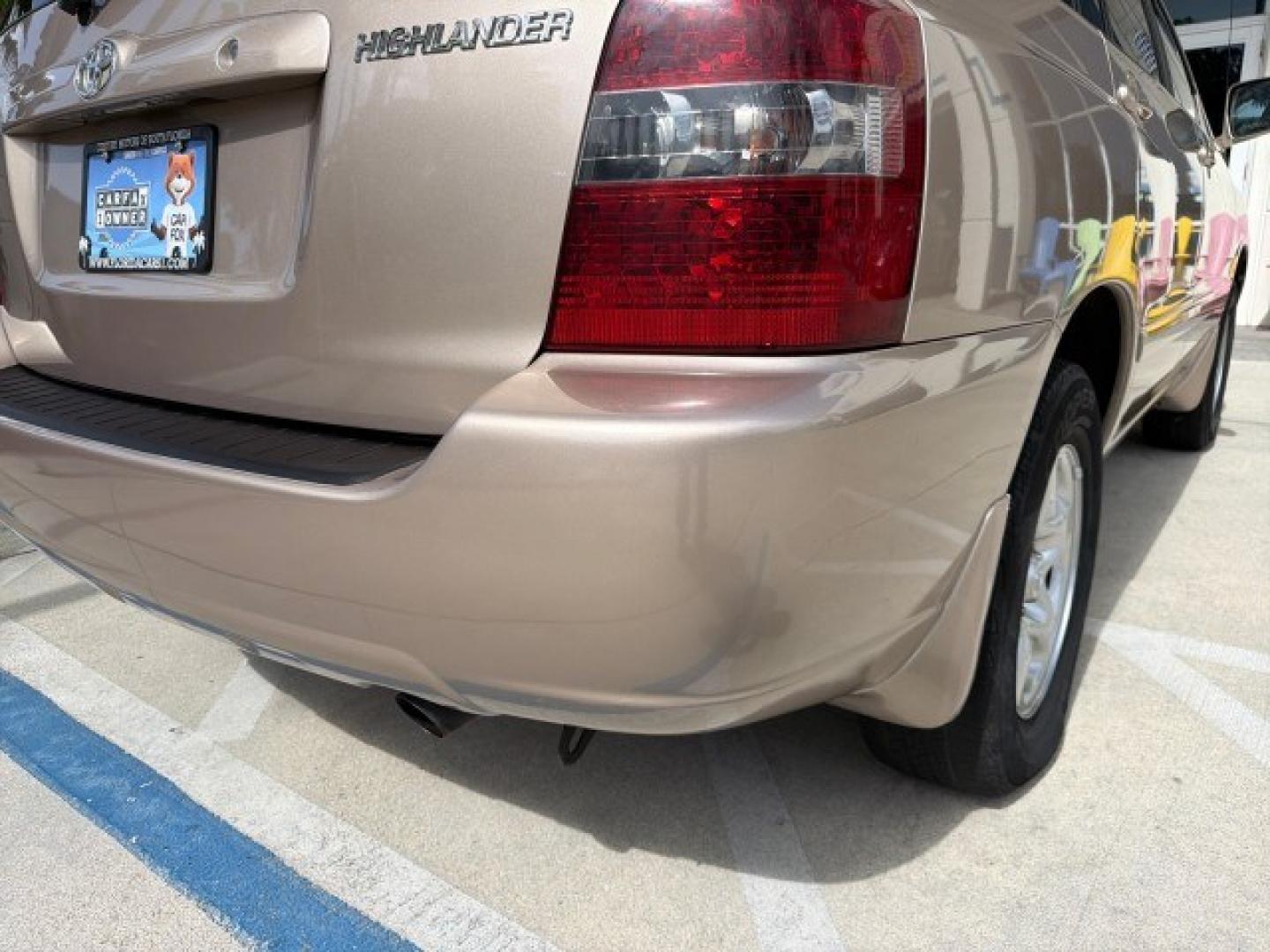 2007 Sonora Gold Pearl /Ivory Toyota Highlander LOW MILES 58,814 1 OWNER (JTEGD21A270) with an 2.4L DOHC SFI 16-Valve VVT-i 4-Cyl Engine engine, Automatic transmission, located at 4701 North Dixie Hwy, Pompano Beach, FL, 33064, (954) 422-2889, 26.240938, -80.123474 - OUR WEBPAGE FLORIDACARS1.COM HAS OVER 100 PHOTOS AND FREE CARFAX LINK 2007 Toyota Highlander 1 OWNER 4 Door Wagon/Sport Utility 2.4L I4 F DOHC 16V Gasoline 28 MPG Front Wheel Drive Features ABS Brakes Air Conditioning AM/FM Stereo Automatic Transmission Cassette Player CD Audio Cloth Seats Cruise Co- Photo#45