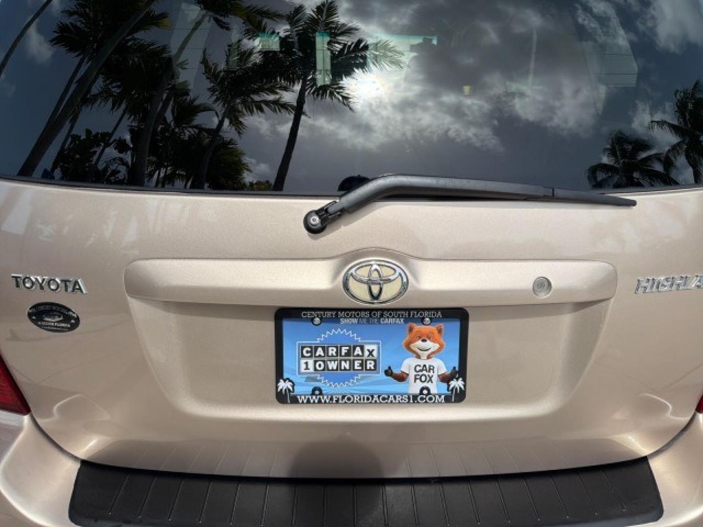 2007 Sonora Gold Pearl /Ivory Toyota Highlander LOW MILES 58,814 1 OWNER (JTEGD21A270) with an 2.4L DOHC SFI 16-Valve VVT-i 4-Cyl Engine engine, Automatic transmission, located at 4701 North Dixie Hwy, Pompano Beach, FL, 33064, (954) 422-2889, 26.240938, -80.123474 - OUR WEBPAGE FLORIDACARS1.COM HAS OVER 100 PHOTOS AND FREE CARFAX LINK 2007 Toyota Highlander 1 OWNER 4 Door Wagon/Sport Utility 2.4L I4 F DOHC 16V Gasoline 28 MPG Front Wheel Drive Features ABS Brakes Air Conditioning AM/FM Stereo Automatic Transmission Cassette Player CD Audio Cloth Seats Cruise Co- Photo#47