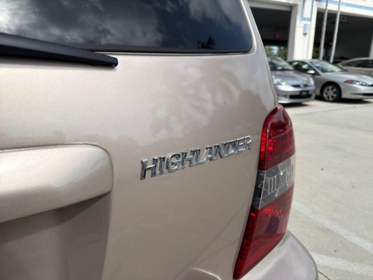 2007 Sonora Gold Pearl /Ivory Toyota Highlander LOW MILES 58,814 1 OWNER (JTEGD21A270) with an 2.4L DOHC SFI 16-Valve VVT-i 4-Cyl Engine engine, Automatic transmission, located at 4701 North Dixie Hwy, Pompano Beach, FL, 33064, (954) 422-2889, 26.240938, -80.123474 - OUR WEBPAGE FLORIDACARS1.COM HAS OVER 100 PHOTOS AND FREE CARFAX LINK 2007 Toyota Highlander 1 OWNER 4 Door Wagon/Sport Utility 2.4L I4 F DOHC 16V Gasoline 28 MPG Front Wheel Drive Features ABS Brakes Air Conditioning AM/FM Stereo Automatic Transmission Cassette Player CD Audio Cloth Seats Cruise Co- Photo#48