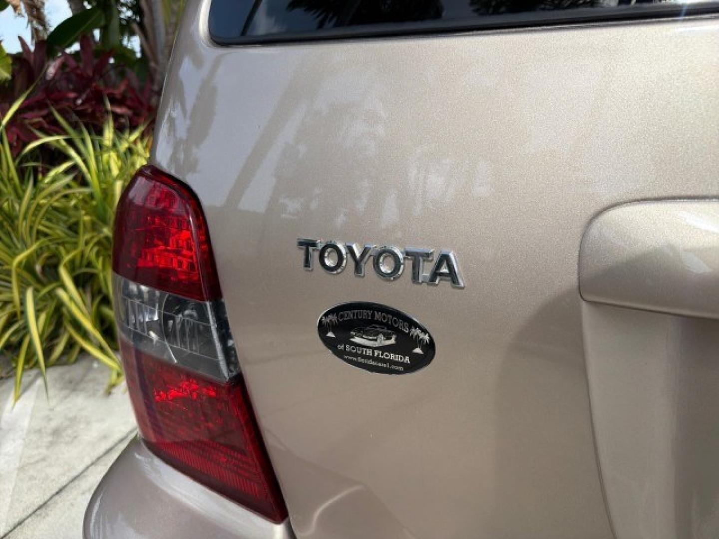 2007 Sonora Gold Pearl /Ivory Toyota Highlander LOW MILES 58,814 1 OWNER (JTEGD21A270) with an 2.4L DOHC SFI 16-Valve VVT-i 4-Cyl Engine engine, Automatic transmission, located at 4701 North Dixie Hwy, Pompano Beach, FL, 33064, (954) 422-2889, 26.240938, -80.123474 - OUR WEBPAGE FLORIDACARS1.COM HAS OVER 100 PHOTOS AND FREE CARFAX LINK 2007 Toyota Highlander 1 OWNER 4 Door Wagon/Sport Utility 2.4L I4 F DOHC 16V Gasoline 28 MPG Front Wheel Drive Features ABS Brakes Air Conditioning AM/FM Stereo Automatic Transmission Cassette Player CD Audio Cloth Seats Cruise Co- Photo#49