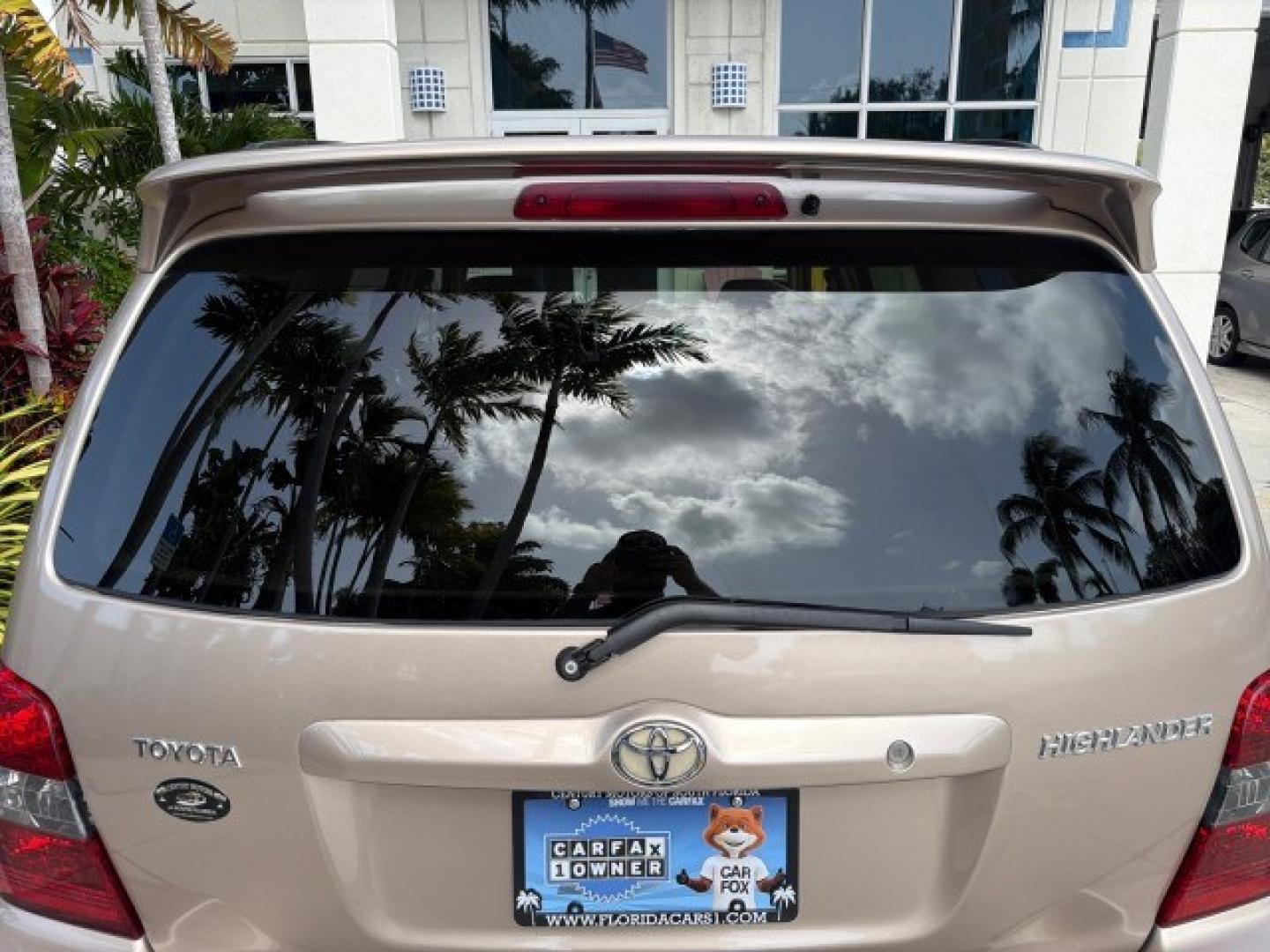 2007 Sonora Gold Pearl /Ivory Toyota Highlander LOW MILES 58,814 1 OWNER (JTEGD21A270) with an 2.4L DOHC SFI 16-Valve VVT-i 4-Cyl Engine engine, Automatic transmission, located at 4701 North Dixie Hwy, Pompano Beach, FL, 33064, (954) 422-2889, 26.240938, -80.123474 - OUR WEBPAGE FLORIDACARS1.COM HAS OVER 100 PHOTOS AND FREE CARFAX LINK 2007 Toyota Highlander 1 OWNER 4 Door Wagon/Sport Utility 2.4L I4 F DOHC 16V Gasoline 28 MPG Front Wheel Drive Features ABS Brakes Air Conditioning AM/FM Stereo Automatic Transmission Cassette Player CD Audio Cloth Seats Cruise Co- Photo#50