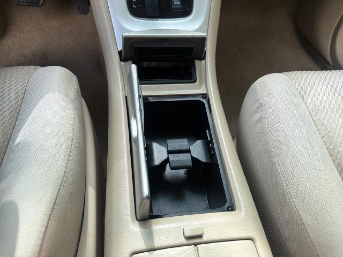 2007 Sonora Gold Pearl /Ivory Toyota Highlander LOW MILES 58,814 1 OWNER (JTEGD21A270) with an 2.4L DOHC SFI 16-Valve VVT-i 4-Cyl Engine engine, Automatic transmission, located at 4701 North Dixie Hwy, Pompano Beach, FL, 33064, (954) 422-2889, 26.240938, -80.123474 - OUR WEBPAGE FLORIDACARS1.COM HAS OVER 100 PHOTOS AND FREE CARFAX LINK 2007 Toyota Highlander 1 OWNER 4 Door Wagon/Sport Utility 2.4L I4 F DOHC 16V Gasoline 28 MPG Front Wheel Drive Features ABS Brakes Air Conditioning AM/FM Stereo Automatic Transmission Cassette Player CD Audio Cloth Seats Cruise Co- Photo#85