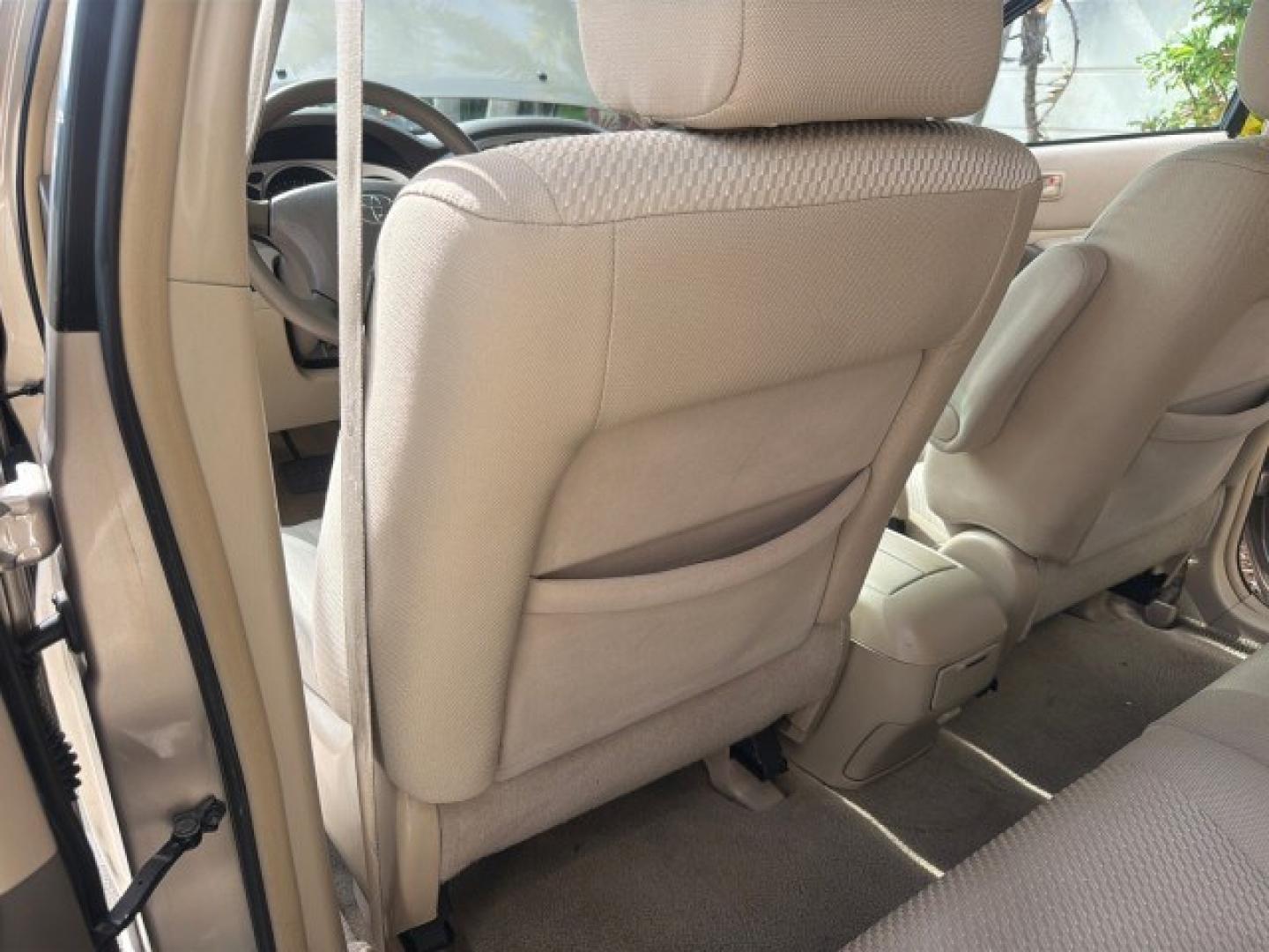 2007 Sonora Gold Pearl /Ivory Toyota Highlander LOW MILES 58,814 1 OWNER (JTEGD21A270) with an 2.4L DOHC SFI 16-Valve VVT-i 4-Cyl Engine engine, Automatic transmission, located at 4701 North Dixie Hwy, Pompano Beach, FL, 33064, (954) 422-2889, 26.240938, -80.123474 - OUR WEBPAGE FLORIDACARS1.COM HAS OVER 100 PHOTOS AND FREE CARFAX LINK 2007 Toyota Highlander 1 OWNER 4 Door Wagon/Sport Utility 2.4L I4 F DOHC 16V Gasoline 28 MPG Front Wheel Drive Features ABS Brakes Air Conditioning AM/FM Stereo Automatic Transmission Cassette Player CD Audio Cloth Seats Cruise Co- Photo#91
