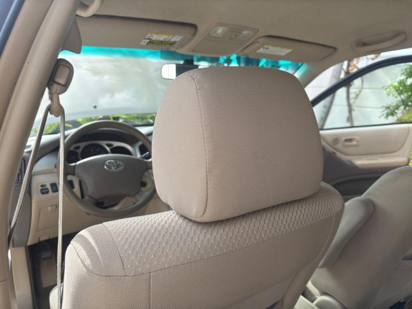 2007 Sonora Gold Pearl /Ivory Toyota Highlander LOW MILES 58,814 1 OWNER (JTEGD21A270) with an 2.4L DOHC SFI 16-Valve VVT-i 4-Cyl Engine engine, Automatic transmission, located at 4701 North Dixie Hwy, Pompano Beach, FL, 33064, (954) 422-2889, 26.240938, -80.123474 - OUR WEBPAGE FLORIDACARS1.COM HAS OVER 100 PHOTOS AND FREE CARFAX LINK 2007 Toyota Highlander 1 OWNER 4 Door Wagon/Sport Utility 2.4L I4 F DOHC 16V Gasoline 28 MPG Front Wheel Drive Features ABS Brakes Air Conditioning AM/FM Stereo Automatic Transmission Cassette Player CD Audio Cloth Seats Cruise Co- Photo#92