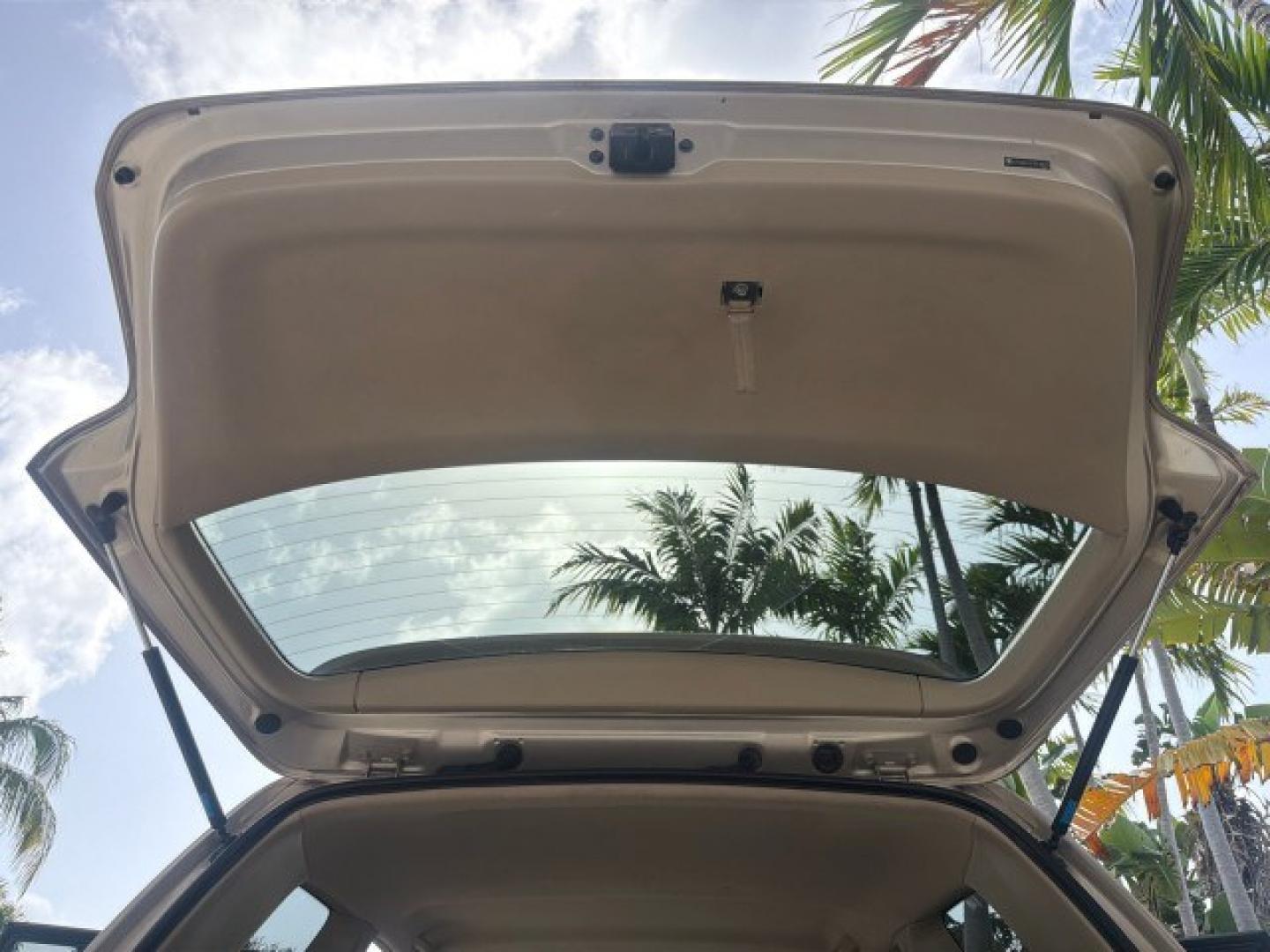 2007 Sonora Gold Pearl /Ivory Toyota Highlander LOW MILES 58,814 1 OWNER (JTEGD21A270) with an 2.4L DOHC SFI 16-Valve VVT-i 4-Cyl Engine engine, Automatic transmission, located at 4701 North Dixie Hwy, Pompano Beach, FL, 33064, (954) 422-2889, 26.240938, -80.123474 - OUR WEBPAGE FLORIDACARS1.COM HAS OVER 100 PHOTOS AND FREE CARFAX LINK 2007 Toyota Highlander 1 OWNER 4 Door Wagon/Sport Utility 2.4L I4 F DOHC 16V Gasoline 28 MPG Front Wheel Drive Features ABS Brakes Air Conditioning AM/FM Stereo Automatic Transmission Cassette Player CD Audio Cloth Seats Cruise Co- Photo#99