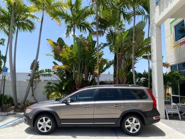 2009 Oyster Grey Metallic /Off Black Volvo XC70 3.0T AWD WAGON LOW MILES 78,683 (YV4BZ992X91) with an 3.0L DOHC 24-Valve Turbocharged I6 Engine engine, Automatic transmission, located at 4701 North Dixie Hwy, Pompano Beach, FL, 33064, (954) 422-2889, 26.240938, -80.123474 - OUR WEBPAGE FLORIDACARS1.COM HAS OVER 100 PHOTOS AND FREE CARFAX LINK 2009 Volvo XC70 T6 4WD 4 Door Wagon/Sport Utility 3.0L I6 F DOHC 24V Gasoline 22 MPG All Wheel Drive Features 4WD/AWD ABS Brakes Air Conditioning Alloy Wheels AM/FM Stereo Automatic Transmission Auxiliary Audio Input Bluetooth Tec- Photo#4
