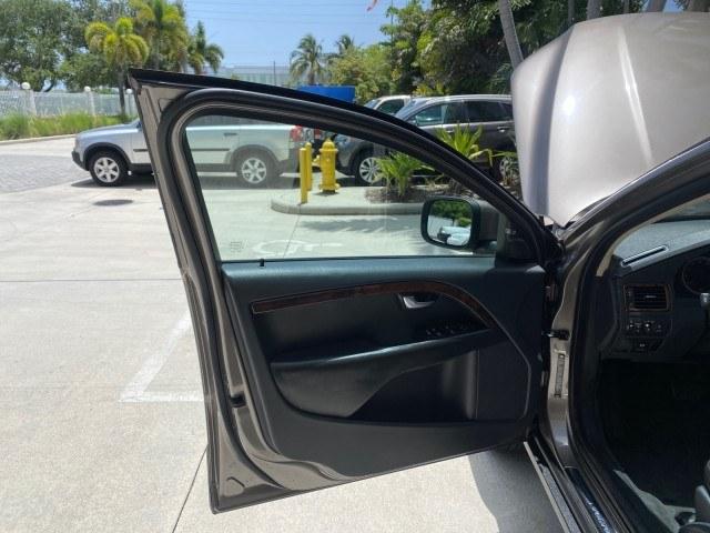 2009 Oyster Grey Metallic /Off Black Volvo XC70 3.0T AWD WAGON LOW MILES 78,683 (YV4BZ992X91) with an 3.0L DOHC 24-Valve Turbocharged I6 Engine engine, Automatic transmission, located at 4701 North Dixie Hwy, Pompano Beach, FL, 33064, (954) 422-2889, 26.240938, -80.123474 - OUR WEBPAGE FLORIDACARS1.COM HAS OVER 100 PHOTOS AND FREE CARFAX LINK 2009 Volvo XC70 T6 4WD 4 Door Wagon/Sport Utility 3.0L I6 F DOHC 24V Gasoline 22 MPG All Wheel Drive Features 4WD/AWD ABS Brakes Air Conditioning Alloy Wheels AM/FM Stereo Automatic Transmission Auxiliary Audio Input Bluetooth Tec- Photo#9