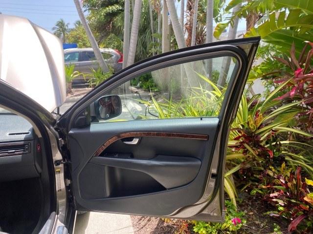 2009 Oyster Grey Metallic /Off Black Volvo XC70 3.0T AWD WAGON LOW MILES 78,683 (YV4BZ992X91) with an 3.0L DOHC 24-Valve Turbocharged I6 Engine engine, Automatic transmission, located at 4701 North Dixie Hwy, Pompano Beach, FL, 33064, (954) 422-2889, 26.240938, -80.123474 - OUR WEBPAGE FLORIDACARS1.COM HAS OVER 100 PHOTOS AND FREE CARFAX LINK 2009 Volvo XC70 T6 4WD 4 Door Wagon/Sport Utility 3.0L I6 F DOHC 24V Gasoline 22 MPG All Wheel Drive Features 4WD/AWD ABS Brakes Air Conditioning Alloy Wheels AM/FM Stereo Automatic Transmission Auxiliary Audio Input Bluetooth Tec- Photo#11