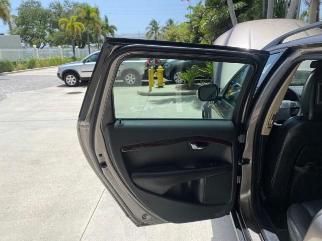 2009 Oyster Grey Metallic /Off Black Volvo XC70 3.0T AWD WAGON LOW MILES 78,683 (YV4BZ992X91) with an 3.0L DOHC 24-Valve Turbocharged I6 Engine engine, Automatic transmission, located at 4701 North Dixie Hwy, Pompano Beach, FL, 33064, (954) 422-2889, 26.240938, -80.123474 - OUR WEBPAGE FLORIDACARS1.COM HAS OVER 100 PHOTOS AND FREE CARFAX LINK 2009 Volvo XC70 T6 4WD 4 Door Wagon/Sport Utility 3.0L I6 F DOHC 24V Gasoline 22 MPG All Wheel Drive Features 4WD/AWD ABS Brakes Air Conditioning Alloy Wheels AM/FM Stereo Automatic Transmission Auxiliary Audio Input Bluetooth Tec- Photo#13