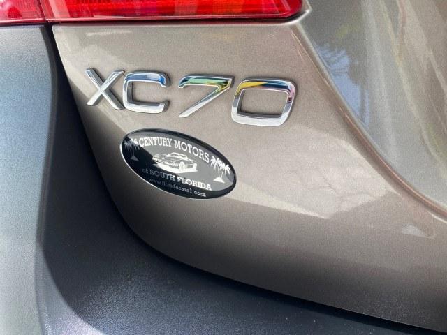 2009 Oyster Grey Metallic /Off Black Volvo XC70 3.0T AWD WAGON LOW MILES 78,683 (YV4BZ992X91) with an 3.0L DOHC 24-Valve Turbocharged I6 Engine engine, Automatic transmission, located at 4701 North Dixie Hwy, Pompano Beach, FL, 33064, (954) 422-2889, 26.240938, -80.123474 - OUR WEBPAGE FLORIDACARS1.COM HAS OVER 100 PHOTOS AND FREE CARFAX LINK 2009 Volvo XC70 T6 4WD 4 Door Wagon/Sport Utility 3.0L I6 F DOHC 24V Gasoline 22 MPG All Wheel Drive Features 4WD/AWD ABS Brakes Air Conditioning Alloy Wheels AM/FM Stereo Automatic Transmission Auxiliary Audio Input Bluetooth Tec- Photo#94
