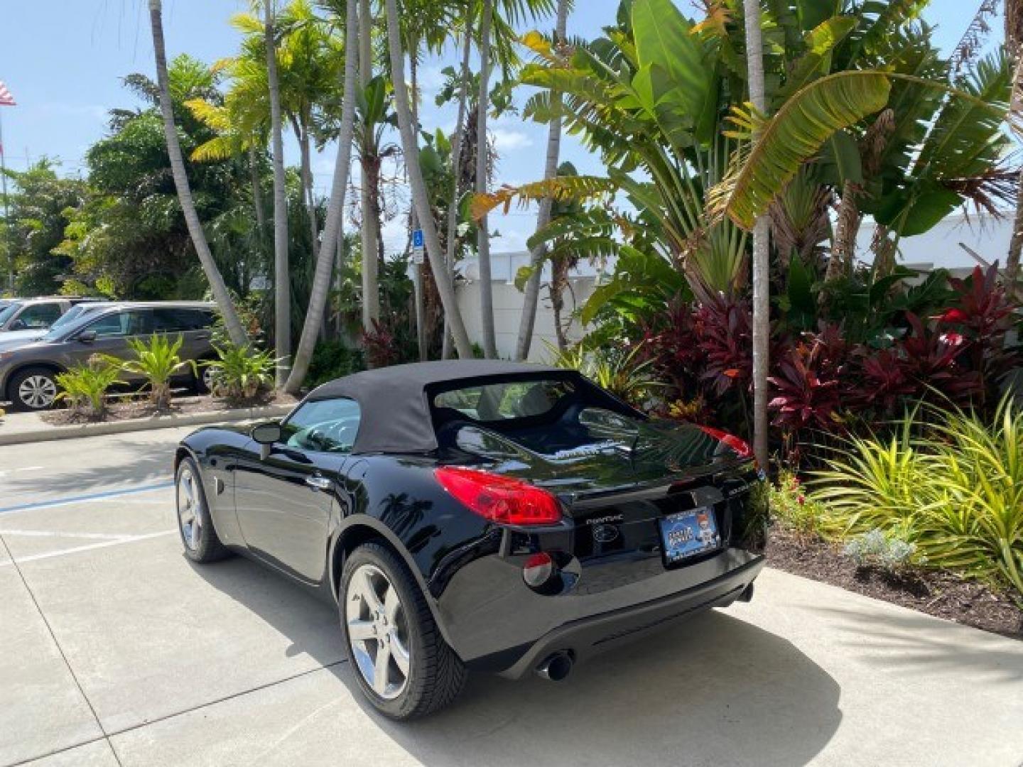2008 Mysterious (Black) /Ebony Pontiac Solstice GXP 2.0 ECOTURBO LOW MILES 26,059 (1G2MG35X28Y) with an Turbo Ecotec 2.0L VVT DOHC 4-Cyl Aluminum Engine engine, Manual transmission, located at 4701 North Dixie Hwy, Pompano Beach, FL, 33064, (954) 422-2889, 26.240938, -80.123474 - OUR WEBPAGE FLORIDACARS1.COM HAS OVER 100 PHOTOS AND FREE CARFAX LINK 2008 Pontiac Solstice GXP Convertible 2.0L I4 F Gasoline 31 MPG Rear Wheel Drive Features ABS Brakes Air Conditioning Alloy Wheels AM/FM Stereo Auxiliary Audio Input CD Audio Convenience Package Cruise Control Leather Seats Manual- Photo#5