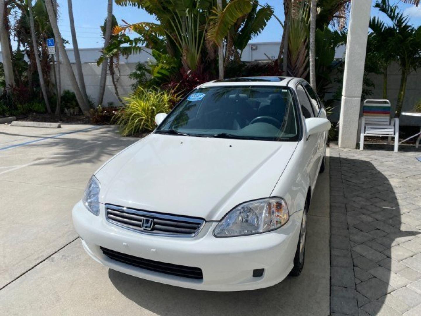 2000 Taffeta White /Gray Honda Civic EX LOW MILES 45,406 (1HGEJ8642YL) with an 1.6L SOHC VTEC 16-Valve I4 Engine engine, Automatic transmission, located at 4701 North Dixie Hwy, Pompano Beach, FL, 33064, (954) 422-2889, 26.240938, -80.123474 - OUR WEBPAGE FLORIDACARS1.COM HAS OVER 100 PHOTOS AND FREE CARFAX LINK 2000 Honda Civic EX Sedan 4 DR 1.6L I4 F 16V Gasoline 35 MPG Front Wheel Drive Features ABS Brakes Air Conditioning AM/FM Stereo Automatic Transmission CD Audio Cruise Control Power Locks Power Mirrors Power Windows Rear Defroster- Photo#3