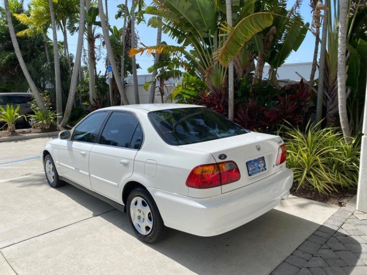 2000 Taffeta White /Gray Honda Civic EX LOW MILES 45,406 (1HGEJ8642YL) with an 1.6L SOHC VTEC 16-Valve I4 Engine engine, Automatic transmission, located at 4701 North Dixie Hwy, Pompano Beach, FL, 33064, (954) 422-2889, 26.240938, -80.123474 - OUR WEBPAGE FLORIDACARS1.COM HAS OVER 100 PHOTOS AND FREE CARFAX LINK 2000 Honda Civic EX Sedan 4 DR 1.6L I4 F 16V Gasoline 35 MPG Front Wheel Drive Features ABS Brakes Air Conditioning AM/FM Stereo Automatic Transmission CD Audio Cruise Control Power Locks Power Mirrors Power Windows Rear Defroster- Photo#5