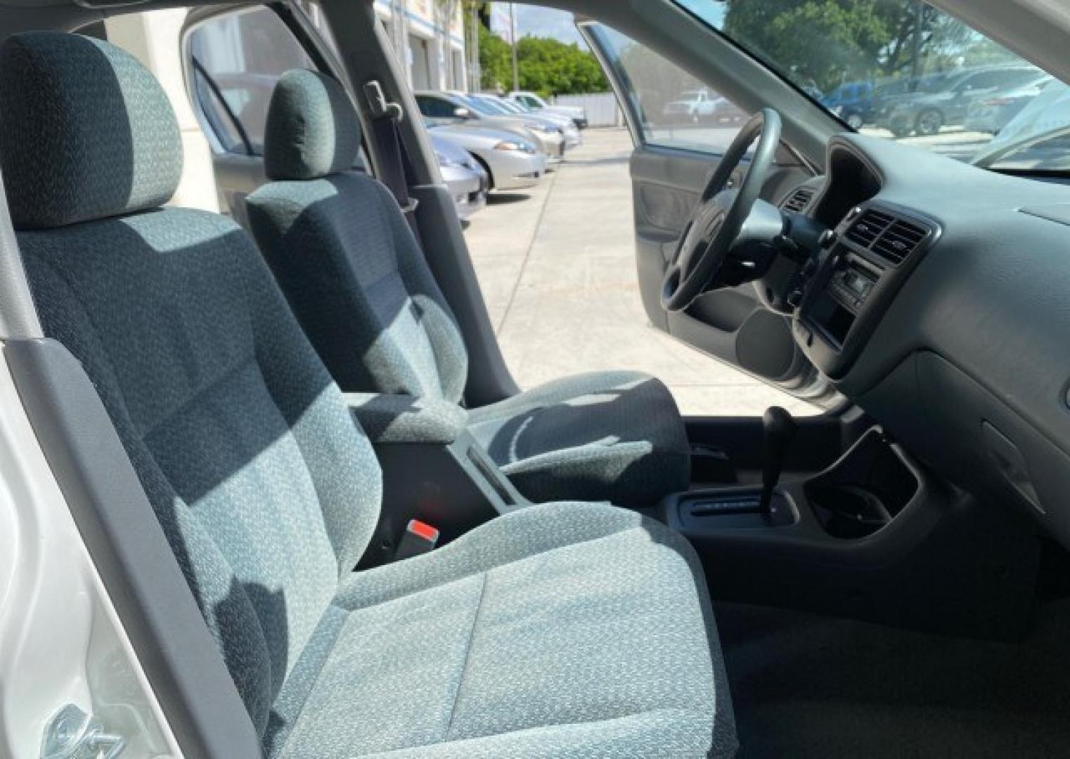 2000 Taffeta White /Gray Honda Civic EX LOW MILES 45,406 (1HGEJ8642YL) with an 1.6L SOHC VTEC 16-Valve I4 Engine engine, Automatic transmission, located at 4701 North Dixie Hwy, Pompano Beach, FL, 33064, (954) 422-2889, 26.240938, -80.123474 - OUR WEBPAGE FLORIDACARS1.COM HAS OVER 100 PHOTOS AND FREE CARFAX LINK 2000 Honda Civic EX Sedan 4 DR 1.6L I4 F 16V Gasoline 35 MPG Front Wheel Drive Features ABS Brakes Air Conditioning AM/FM Stereo Automatic Transmission CD Audio Cruise Control Power Locks Power Mirrors Power Windows Rear Defroster- Photo#12
