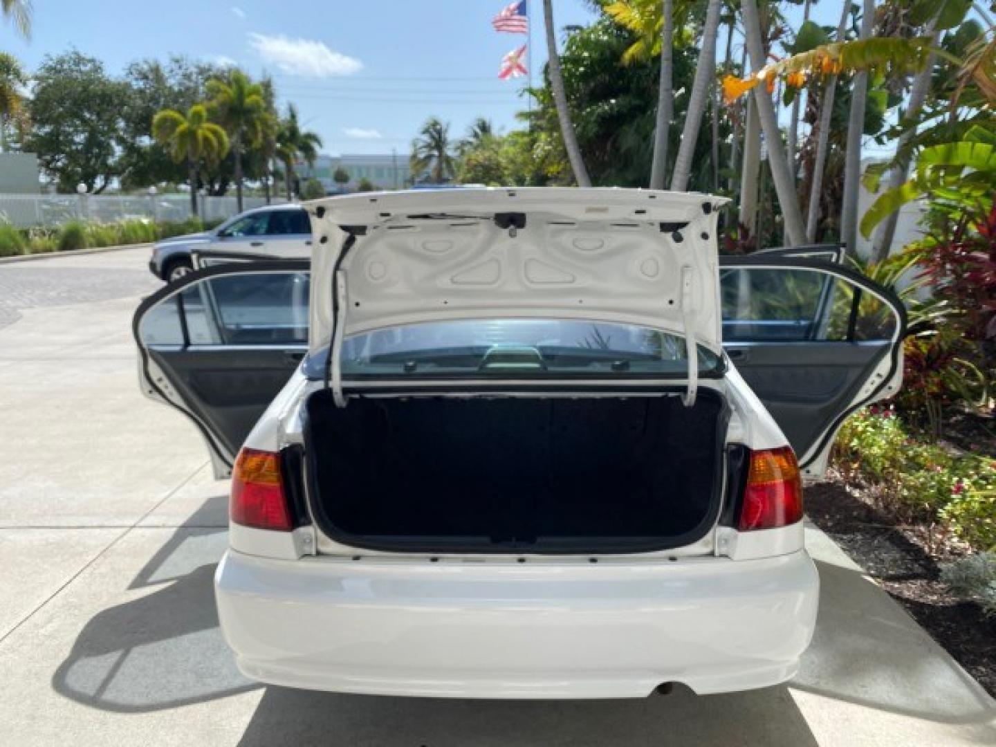 2000 Taffeta White /Gray Honda Civic EX LOW MILES 45,406 (1HGEJ8642YL) with an 1.6L SOHC VTEC 16-Valve I4 Engine engine, Automatic transmission, located at 4701 North Dixie Hwy, Pompano Beach, FL, 33064, (954) 422-2889, 26.240938, -80.123474 - OUR WEBPAGE FLORIDACARS1.COM HAS OVER 100 PHOTOS AND FREE CARFAX LINK 2000 Honda Civic EX Sedan 4 DR 1.6L I4 F 16V Gasoline 35 MPG Front Wheel Drive Features ABS Brakes Air Conditioning AM/FM Stereo Automatic Transmission CD Audio Cruise Control Power Locks Power Mirrors Power Windows Rear Defroster- Photo#15