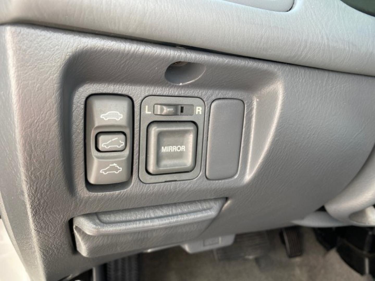 2000 Taffeta White /Gray Honda Civic EX LOW MILES 45,406 (1HGEJ8642YL) with an 1.6L SOHC VTEC 16-Valve I4 Engine engine, Automatic transmission, located at 4701 North Dixie Hwy, Pompano Beach, FL, 33064, (954) 422-2889, 26.240938, -80.123474 - OUR WEBPAGE FLORIDACARS1.COM HAS OVER 100 PHOTOS AND FREE CARFAX LINK 2000 Honda Civic EX Sedan 4 DR 1.6L I4 F 16V Gasoline 35 MPG Front Wheel Drive Features ABS Brakes Air Conditioning AM/FM Stereo Automatic Transmission CD Audio Cruise Control Power Locks Power Mirrors Power Windows Rear Defroster- Photo#52