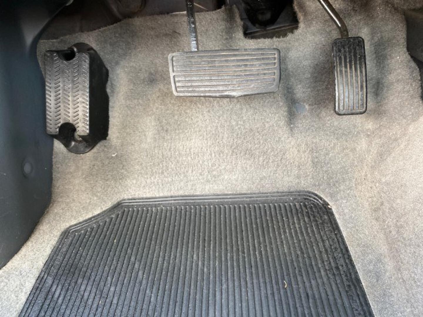 2000 Taffeta White /Gray Honda Civic EX LOW MILES 45,406 (1HGEJ8642YL) with an 1.6L SOHC VTEC 16-Valve I4 Engine engine, Automatic transmission, located at 4701 North Dixie Hwy, Pompano Beach, FL, 33064, (954) 422-2889, 26.240938, -80.123474 - OUR WEBPAGE FLORIDACARS1.COM HAS OVER 100 PHOTOS AND FREE CARFAX LINK 2000 Honda Civic EX Sedan 4 DR 1.6L I4 F 16V Gasoline 35 MPG Front Wheel Drive Features ABS Brakes Air Conditioning AM/FM Stereo Automatic Transmission CD Audio Cruise Control Power Locks Power Mirrors Power Windows Rear Defroster- Photo#54