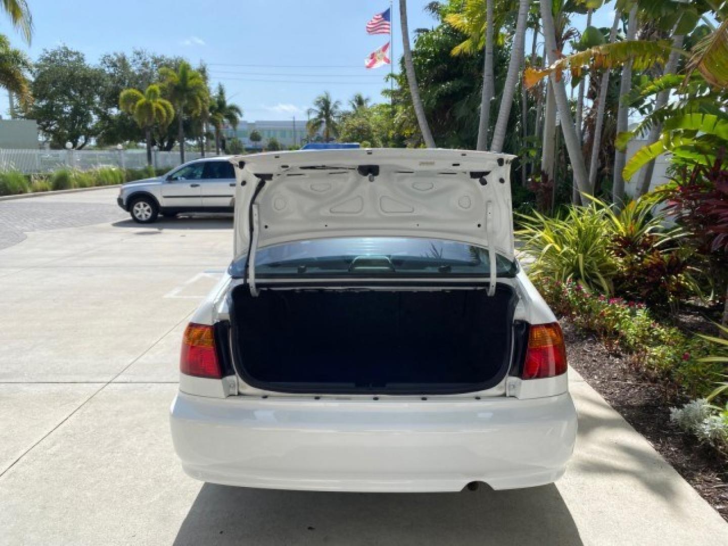 2000 Taffeta White /Gray Honda Civic EX LOW MILES 45,406 (1HGEJ8642YL) with an 1.6L SOHC VTEC 16-Valve I4 Engine engine, Automatic transmission, located at 4701 North Dixie Hwy, Pompano Beach, FL, 33064, (954) 422-2889, 26.240938, -80.123474 - OUR WEBPAGE FLORIDACARS1.COM HAS OVER 100 PHOTOS AND FREE CARFAX LINK 2000 Honda Civic EX Sedan 4 DR 1.6L I4 F 16V Gasoline 35 MPG Front Wheel Drive Features ABS Brakes Air Conditioning AM/FM Stereo Automatic Transmission CD Audio Cruise Control Power Locks Power Mirrors Power Windows Rear Defroster- Photo#96