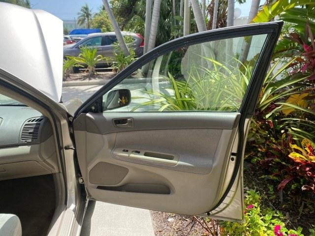 2004 Desert Sand Mica /Stone Toyota Camry LE LOW MILES 58,925 1 OWNER (4T1BE32K04U) with an 2.4L DOHC MPFI Vvti 16-Valve 4-Cyl Engine engine, Automatic transmission, located at 4701 North Dixie Hwy, Pompano Beach, FL, 33064, (954) 422-2889, 26.240938, -80.123474 - OUR WEBPAGE FLORIDACARS1.COM HAS OVER 100 PHOTOS AND FREE CARFAX LINK 2004 Toyota Camry LE 1 OWNER Sedan 4 DR 2.4L I4 F DOHC 16V Gasoline 32 MPG Front Wheel Drive Features Air Conditioning AM/FM Stereo Automatic Transmission Cassette Player CD Audio Cloth Seats Cruise Control Power Locks Power Mirro- Photo#11