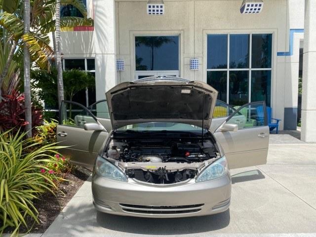2004 Desert Sand Mica /Stone Toyota Camry LE LOW MILES 58,925 1 OWNER (4T1BE32K04U) with an 2.4L DOHC MPFI Vvti 16-Valve 4-Cyl Engine engine, Automatic transmission, located at 4701 North Dixie Hwy, Pompano Beach, FL, 33064, (954) 422-2889, 26.240938, -80.123474 - OUR WEBPAGE FLORIDACARS1.COM HAS OVER 100 PHOTOS AND FREE CARFAX LINK 2004 Toyota Camry LE 1 OWNER Sedan 4 DR 2.4L I4 F DOHC 16V Gasoline 32 MPG Front Wheel Drive Features Air Conditioning AM/FM Stereo Automatic Transmission Cassette Player CD Audio Cloth Seats Cruise Control Power Locks Power Mirro- Photo#16