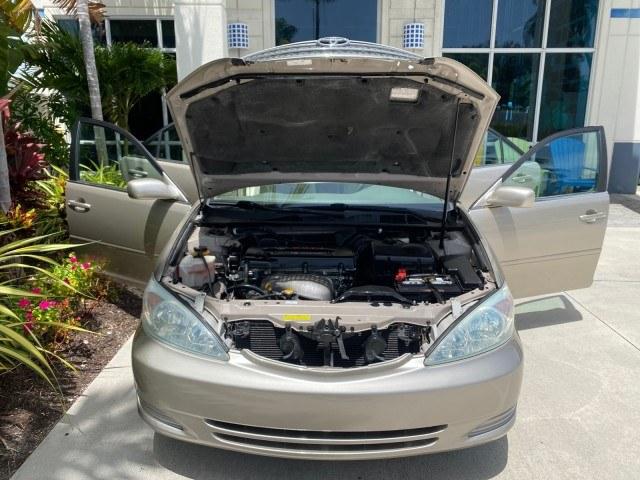 2004 Desert Sand Mica /Stone Toyota Camry LE LOW MILES 58,925 1 OWNER (4T1BE32K04U) with an 2.4L DOHC MPFI Vvti 16-Valve 4-Cyl Engine engine, Automatic transmission, located at 4701 North Dixie Hwy, Pompano Beach, FL, 33064, (954) 422-2889, 26.240938, -80.123474 - OUR WEBPAGE FLORIDACARS1.COM HAS OVER 100 PHOTOS AND FREE CARFAX LINK 2004 Toyota Camry LE 1 OWNER Sedan 4 DR 2.4L I4 F DOHC 16V Gasoline 32 MPG Front Wheel Drive Features Air Conditioning AM/FM Stereo Automatic Transmission Cassette Player CD Audio Cloth Seats Cruise Control Power Locks Power Mirro- Photo#17