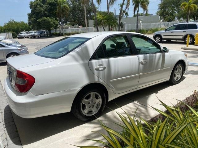 2003 Super White /Stone Toyota Camry LE LOW MILES 61,005 (4T1BF32K63U) with an 3.0L DOHC 24-Valve V6 Engine engine, Automatic transmission, located at 4701 North Dixie Hwy, Pompano Beach, FL, 33064, (954) 422-2889, 26.240938, -80.123474 - OUR WEBPAGE FLORIDACARS1.COM HAS OVER 100 PHOTOS AND FREE CARFAX LINK 2003 Toyota Camry LE Sedan 4 DR 3.0L V6 F DOHC 24V Gasoline 28 MPG Front Wheel Drive Features ABS Brakes Air Conditioning Alloy Wheels AM/FM Stereo Automatic Transmission Cassette Player CD Audio Cloth Seats Cruise Control Power L- Photo#7