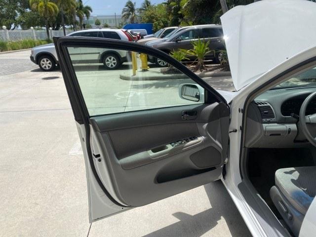 2003 Super White /Stone Toyota Camry LE LOW MILES 61,005 (4T1BF32K63U) with an 3.0L DOHC 24-Valve V6 Engine engine, Automatic transmission, located at 4701 North Dixie Hwy, Pompano Beach, FL, 33064, (954) 422-2889, 26.240938, -80.123474 - OUR WEBPAGE FLORIDACARS1.COM HAS OVER 100 PHOTOS AND FREE CARFAX LINK 2003 Toyota Camry LE Sedan 4 DR 3.0L V6 F DOHC 24V Gasoline 28 MPG Front Wheel Drive Features ABS Brakes Air Conditioning Alloy Wheels AM/FM Stereo Automatic Transmission Cassette Player CD Audio Cloth Seats Cruise Control Power L- Photo#9