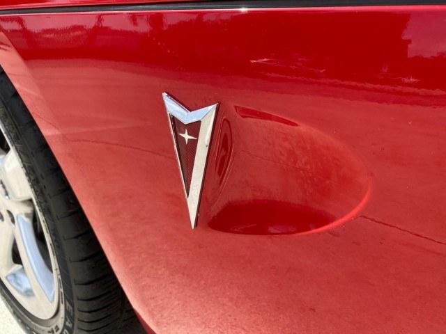2007 Aggressive (Victory Red) /Ebony Pontiac Solstice LOW MILES 38,147 5SPD AC (1G2MB35B77Y) with an Ecotec 2.4L VVT DOHC 4-Cyl SFI Aluminum Engine engine, Manual transmission, located at 4701 North Dixie Hwy, Pompano Beach, FL, 33064, (954) 422-2889, 26.240938, -80.123474 - OUR WEBPAGE FLORIDACARS1.COM HAS OVER 100 PHOTOS AND FREE CARFAX LINK 2007 Pontiac Solstice Convertible 2.4L I4 F DOHC Gasoline 28 MPG Rear Wheel Drive Features Air Conditioning Alloy Wheels AM/FM Stereo Auxiliary Audio Input CD Audio Cruise Control Leather Seats Manual Transmission Power Locks Powe- Photo#40
