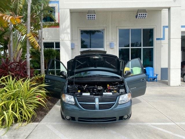 2007 Magnesium Pearl /Medium Slate Gray Dodge Grand Caravan SXT Braun Entervan (2D4GP44L97R) with an 3.8L OHV V6 Engine engine, Automatic transmission, located at 4701 North Dixie Hwy, Pompano Beach, FL, 33064, (954) 422-2889, 26.240938, -80.123474 - OUR WEBPAGE FLORIDACARS1.COM HAS OVER 100 PHOTOS AND FREE CARFAX LINK 2007 Dodge Grand Caravan SXT Van 3.8L V6 F Gasoline 25 MPG Front Wheel Drive Features ABS Brakes Air Conditioning Alloy Wheels AM/FM Stereo Automatic Transmission CD Audio Cloth Seats Cruise Control Power Locks Power Mirrors Power- Photo#16