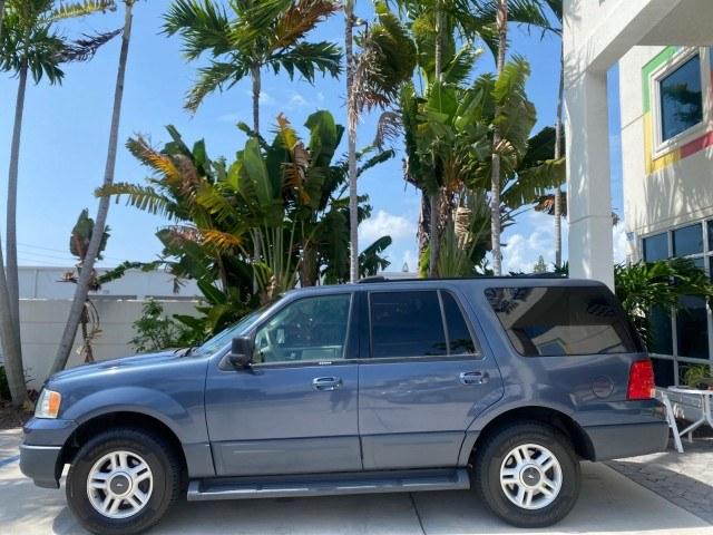 2003 True Blue Metallic /Flint Grey Ford Expedition LEATHER XLT LOW MILES 55,801 1 OWNER (1FMRU15L03L) with an 5.4L SOHC SEFI V8 Triton Engine engine, Automatic transmission, located at 4701 North Dixie Hwy, Pompano Beach, FL, 33064, (954) 422-2889, 26.240938, -80.123474 - OUR WEBPAGE FLORIDACARS1.COM HAS OVER 100 PHOTOS AND FREE CARFAX LINK 2003 Ford Expedition XLT 1 OWNER 4 Door Wagon/Sport Utility 5.4L V8 F SOHC 16V Gasoline 21 MPG Rear Wheel Drive Features ABS Brakes Air Conditioning Alloy Wheels AM/FM Stereo Automatic Transmission Cassette Player CD Audio Cruise- Photo#4
