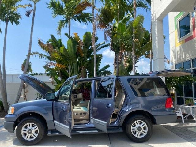 2003 True Blue Metallic /Flint Grey Ford Expedition LEATHER XLT LOW MILES 55,801 1 OWNER (1FMRU15L03L) with an 5.4L SOHC SEFI V8 Triton Engine engine, Automatic transmission, located at 4701 North Dixie Hwy, Pompano Beach, FL, 33064, (954) 422-2889, 26.240938, -80.123474 - OUR WEBPAGE FLORIDACARS1.COM HAS OVER 100 PHOTOS AND FREE CARFAX LINK 2003 Ford Expedition XLT 1 OWNER 4 Door Wagon/Sport Utility 5.4L V8 F SOHC 16V Gasoline 21 MPG Rear Wheel Drive Features ABS Brakes Air Conditioning Alloy Wheels AM/FM Stereo Automatic Transmission Cassette Player CD Audio Cruise- Photo#8