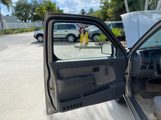 2000 Silver Ice Metallic /Gray Nissan Frontier 2WD AUTO AC XE LOW MILES 51,826 (1N6DD21S2YC) with an 2.4L DOHC SMPI 16-Valve 4-Cyl Engine engine, Automatic transmission, located at 4701 North Dixie Hwy, Pompano Beach, FL, 33064, (954) 422-2889, 26.240938, -80.123474 - OUR WEBPAGE FLORIDACARS1.COM HAS OVER 100 PHOTOS AND FREE CARFAX LINK 2000 Nissan Frontier XE Pickup 2.4L I4 F DOHC Gasoline 26 MPG Rear Wheel Drive Features ABS Brakes Air Conditioning AM/FM Stereo Automatic Transmission Cassette Player Cloth Seats 2000 Nissan Frontier XE Regular Cab is a hard-to-f- Photo#9