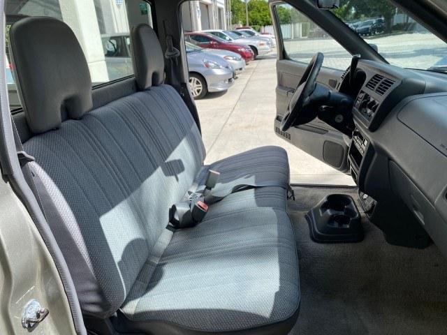 2000 Silver Ice Metallic /Gray Nissan Frontier 2WD AUTO AC XE LOW MILES 51,826 (1N6DD21S2YC) with an 2.4L DOHC SMPI 16-Valve 4-Cyl Engine engine, Automatic transmission, located at 4701 North Dixie Hwy, Pompano Beach, FL, 33064, (954) 422-2889, 26.240938, -80.123474 - OUR WEBPAGE FLORIDACARS1.COM HAS OVER 100 PHOTOS AND FREE CARFAX LINK 2000 Nissan Frontier XE Pickup 2.4L I4 F DOHC Gasoline 26 MPG Rear Wheel Drive Features ABS Brakes Air Conditioning AM/FM Stereo Automatic Transmission Cassette Player Cloth Seats 2000 Nissan Frontier XE Regular Cab is a hard-to-f- Photo#12