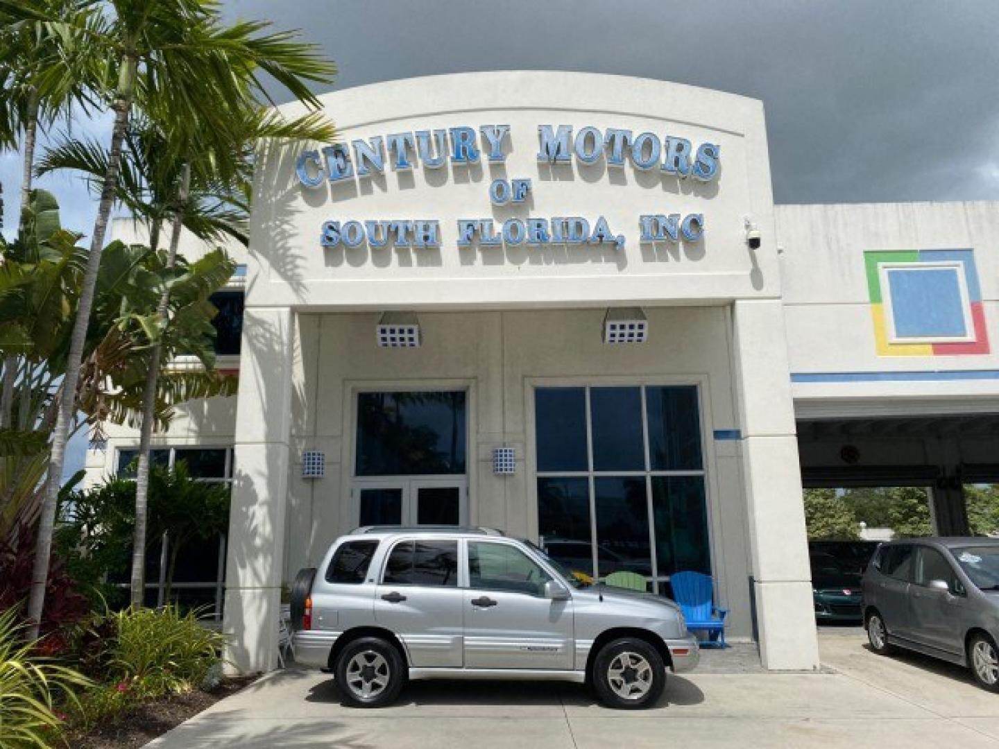 2003 Silver Leaf Metallic /Medium Gray Chevrolet Tracker LT LOW MILES 45,920 1 OWNER (2CNBE634X36) with an 2.5L DOHC 24-Valve V6 Multi-Port Fuel Injection Engine engine, Automatic transmission, located at 4701 North Dixie Hwy, Pompano Beach, FL, 33064, (954) 422-2889, 26.240938, -80.123474 - OUR WEBPAGE FLORIDACARS1.COM HAS OVER 100 PHOTOS AND FREE CARFAX LINK 2003 Chevrolet Tracker LT 1 OWNER 4 Door Wagon/Sport Utility 2.5L V6 F DOHC Gasoline 21 MPG Rear Wheel Drive Features Air Conditioning AM/FM Stereo Automatic Transmission CD Audio Cloth Seats Power Locks Power Mirrors Power Window- Photo#0