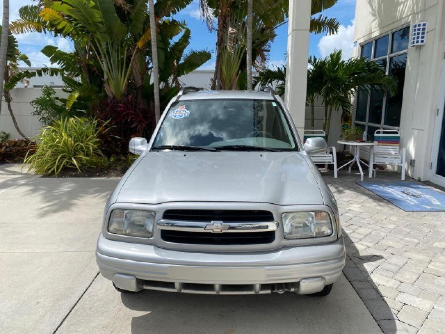 2003 Silver Leaf Metallic /Medium Gray Chevrolet Tracker LT LOW MILES 45,920 1 OWNER (2CNBE634X36) with an 2.5L DOHC 24-Valve V6 Multi-Port Fuel Injection Engine engine, Automatic transmission, located at 4701 North Dixie Hwy, Pompano Beach, FL, 33064, (954) 422-2889, 26.240938, -80.123474 - OUR WEBPAGE FLORIDACARS1.COM HAS OVER 100 PHOTOS AND FREE CARFAX LINK 2003 Chevrolet Tracker LT 1 OWNER 4 Door Wagon/Sport Utility 2.5L V6 F DOHC Gasoline 21 MPG Rear Wheel Drive Features Air Conditioning AM/FM Stereo Automatic Transmission CD Audio Cloth Seats Power Locks Power Mirrors Power Window- Photo#2