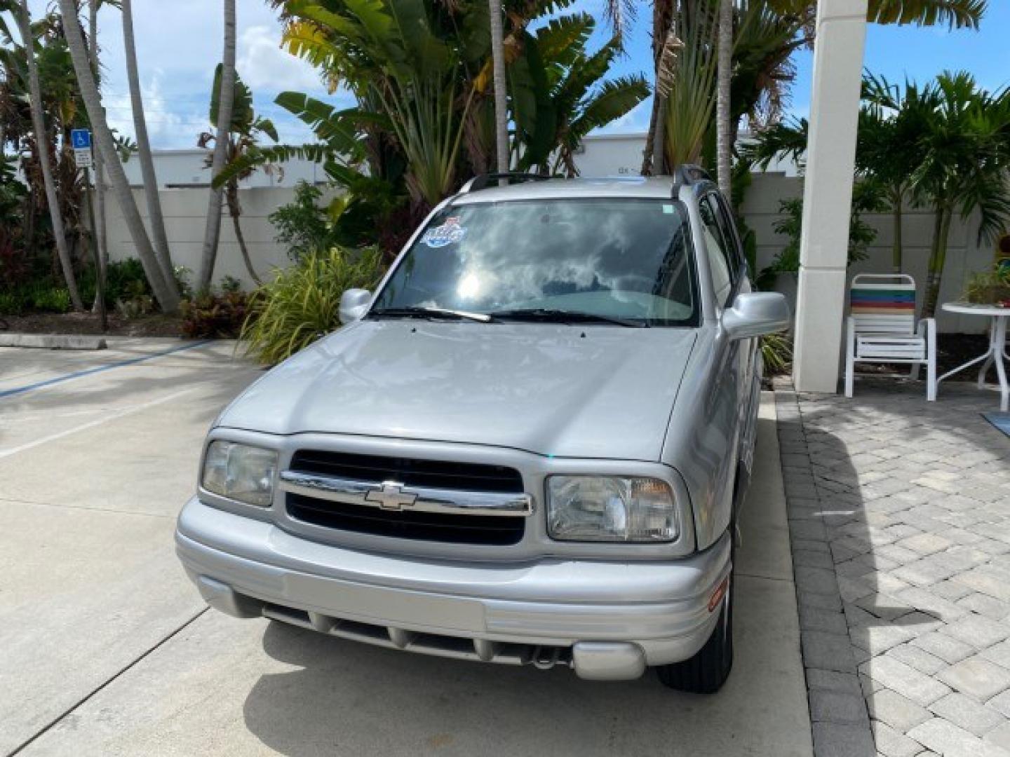 2003 Silver Leaf Metallic /Medium Gray Chevrolet Tracker LT LOW MILES 45,920 1 OWNER (2CNBE634X36) with an 2.5L DOHC 24-Valve V6 Multi-Port Fuel Injection Engine engine, Automatic transmission, located at 4701 North Dixie Hwy, Pompano Beach, FL, 33064, (954) 422-2889, 26.240938, -80.123474 - OUR WEBPAGE FLORIDACARS1.COM HAS OVER 100 PHOTOS AND FREE CARFAX LINK 2003 Chevrolet Tracker LT 1 OWNER 4 Door Wagon/Sport Utility 2.5L V6 F DOHC Gasoline 21 MPG Rear Wheel Drive Features Air Conditioning AM/FM Stereo Automatic Transmission CD Audio Cloth Seats Power Locks Power Mirrors Power Window- Photo#3