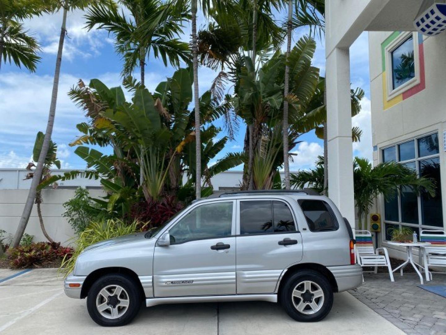 2003 Silver Leaf Metallic /Medium Gray Chevrolet Tracker LT LOW MILES 45,920 1 OWNER (2CNBE634X36) with an 2.5L DOHC 24-Valve V6 Multi-Port Fuel Injection Engine engine, Automatic transmission, located at 4701 North Dixie Hwy, Pompano Beach, FL, 33064, (954) 422-2889, 26.240938, -80.123474 - OUR WEBPAGE FLORIDACARS1.COM HAS OVER 100 PHOTOS AND FREE CARFAX LINK 2003 Chevrolet Tracker LT 1 OWNER 4 Door Wagon/Sport Utility 2.5L V6 F DOHC Gasoline 21 MPG Rear Wheel Drive Features Air Conditioning AM/FM Stereo Automatic Transmission CD Audio Cloth Seats Power Locks Power Mirrors Power Window- Photo#4